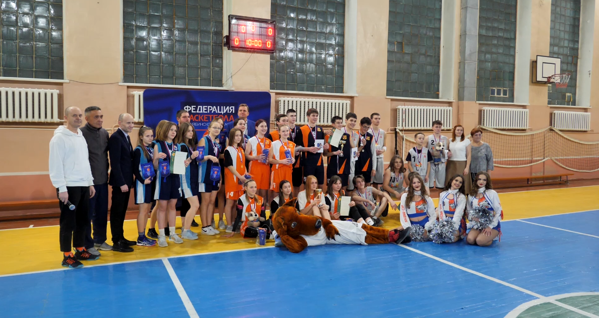 Городская баскетбольная команда получила подарки от главы города